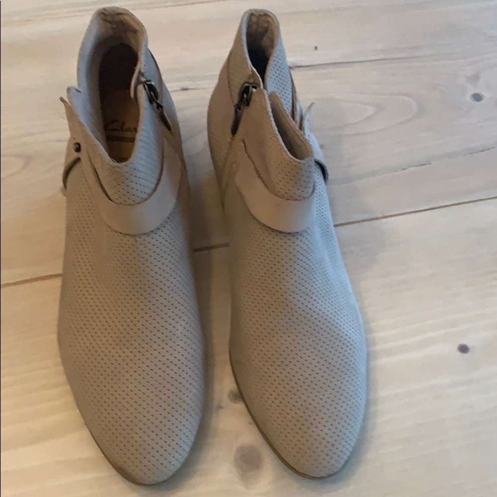 Clarks size 9.5 booties